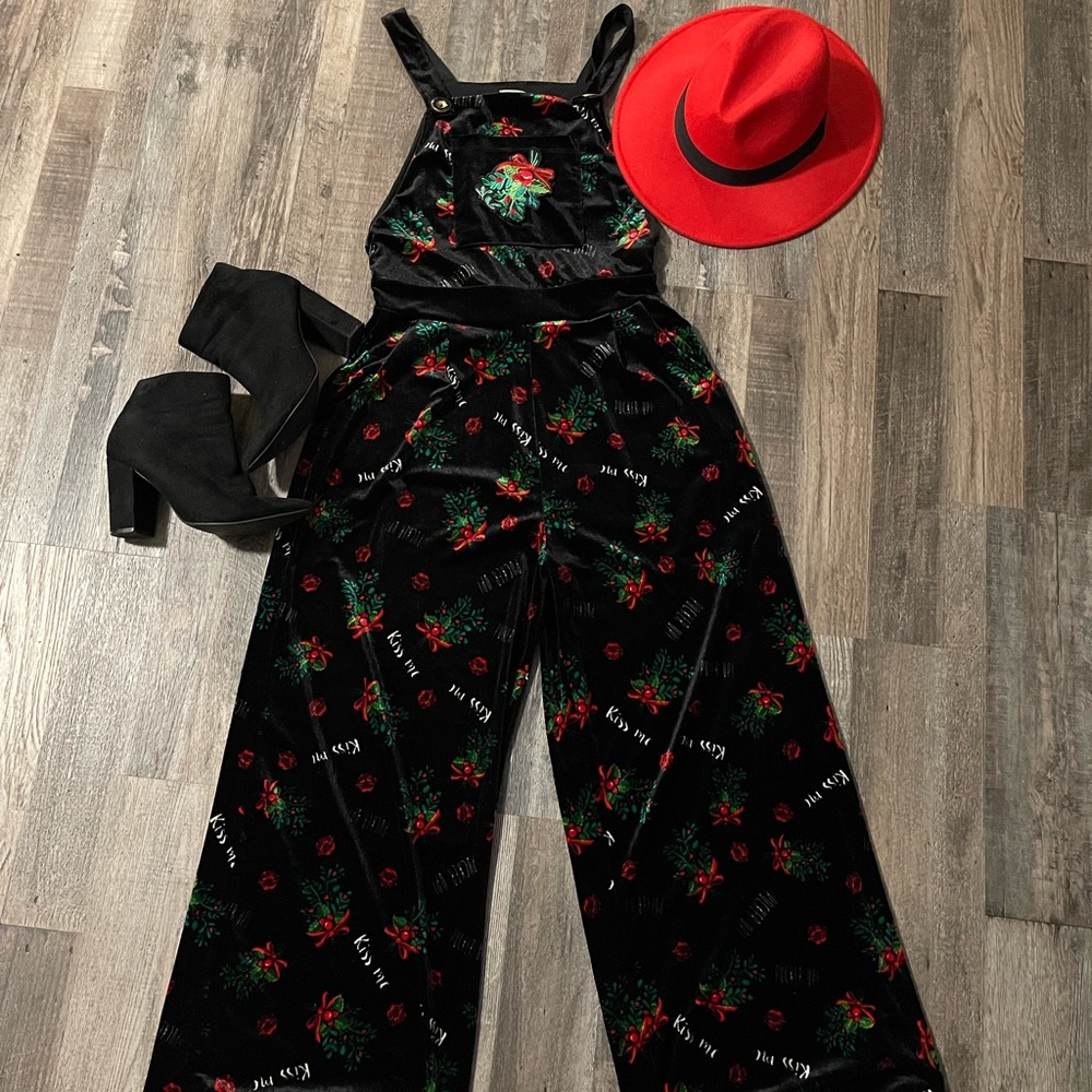 Xhilaration velvet Christmas mistletoe overalls!Tis the season🎄
